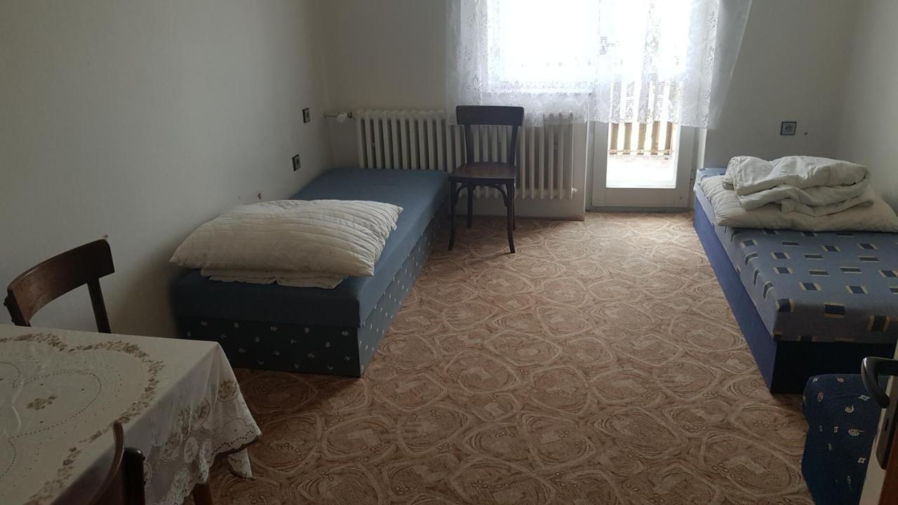 Kemp A Stanovani Na Fare Javorník Buitenkant foto